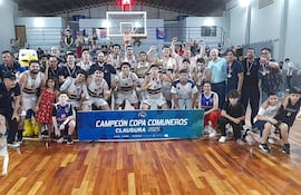 El team amambaiense y sus seguidores festejando el título inédito en el torneo Clausura de la copa Estadio Comuneros. Foto de Eder Rivas, corresponsal.