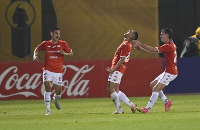 Jordan Santacruz festeja tras marcar el gol de Naciona. Juan Alfaro y Fernando Román se suman a su festejo