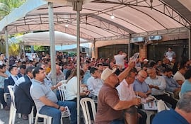 Numerosas personas participan de la subasta de la Senabico este jueves.