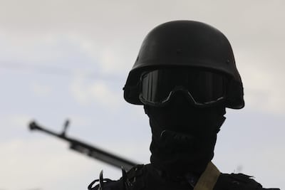 Un soldado hutí en guardia durante una manifestación contra Arabia Saudí en Saná, Yemen, el pasado 31 de julio.