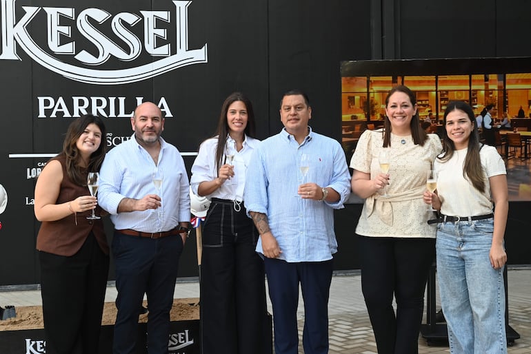 María Paz Chamorro, Patricio Varas, Leticia Rojas, Oscar Chamorro, Marcela Jara y Naomi Gueyraud.