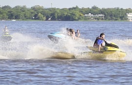 Pura acción y adrenalina se vive en el lago Ypacaraí con los tradicionales paseos el jet ski.
