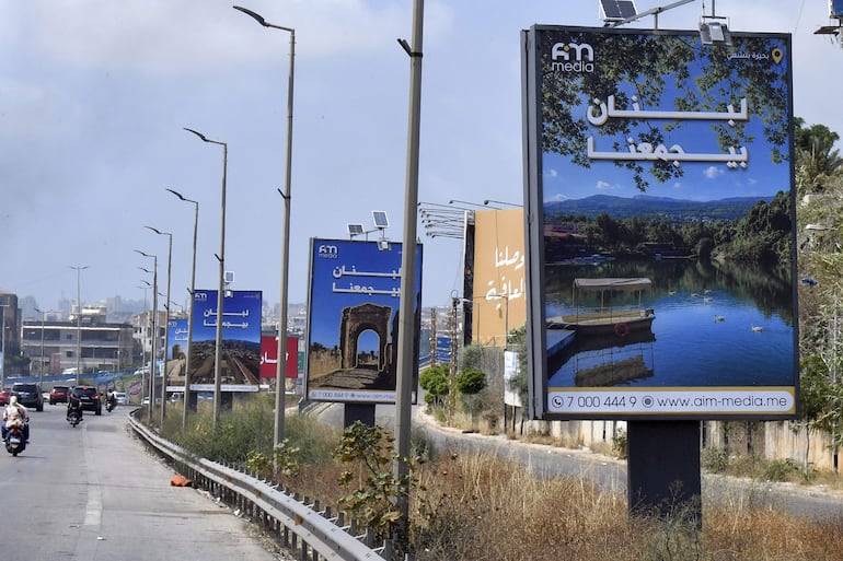 BEIRUT (Lebanon), 27/06/2026.- Carteles que dicen 'El Líbano Nos Une' se muestran a lo largo de la autopista del aeropuerto en Beirut, Líbano,  en medio de un alto el fuego entre Israel y Líbano. 