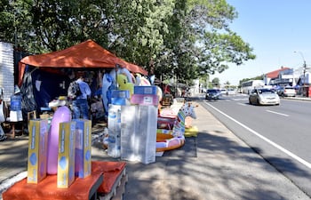 Puestos de ventas de regalos para Reyes sobre la avenida Eusebio Ayala.
