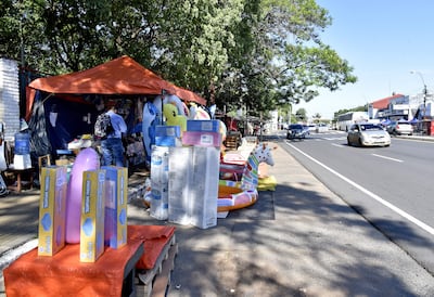 Puestos de ventas de regalos para Reyes sobre la avenida Eusebio Ayala.