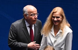 El ministro de Relaciones Exteriores de Brasil, Mauro Vieira (i) habla con la embajadora de la Unión Europea en Brasil, Marian Schuegraf, durante una sesión del Congreso Nacional este martes, en Brasilia (Brasil).