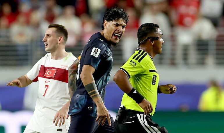 Gustavo Gómez (C) de Paraguay habla con el árbitro Iván Arcides Barton Cisneros durante el partido de la fase de grupos de la Copa Mundial de la FIFA 2026 entre Turquía y Paraguay, en San Francisco, EE. UU.