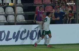 Luighi, jugador de Palmeiras, reclama un gesto racista de un aficionado durante el partido frente a Cerro Porteño por la segunda fecha del Grupo C de la Copa Libertadores Sub 20 en el estado Gunther Vogel, en San Lorenzo, Paraguay.