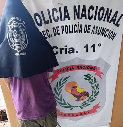 Walter Acosta fue sorprendido por los oficiales en el momento que intentaba abandonar la casa donde ingresó para robar.