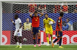 El centrocampista de España Rodri y el portero de Cabo Verde Josimar Das "Vozinha" durante el partido del grupo H del Mundial 2026 entre España y Cabo Verde, este lunes en el Estadio Atlanta.