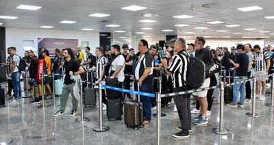 Impresionante el movimiento desde el jueves en el Aeropuerto Silvio Pettirossi, uno de los puntos de acceso de los hinchas de Lanús y Atlético Mineiro.