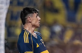 El delantero paraguayo, Adam Fernando Bareiro Gamarra (29 años) celebra uno de los dos tantos que marcó en su estreno con la camiseta de Boca Juniors.