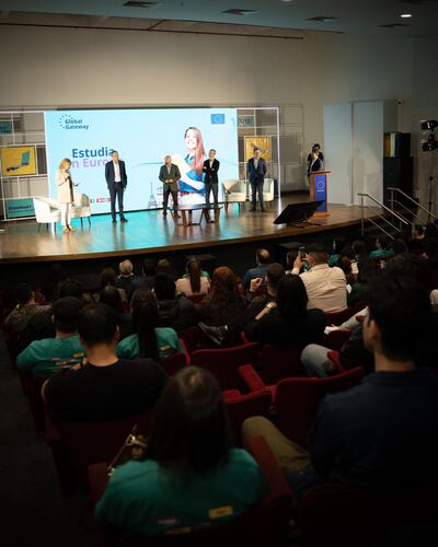 La Feria “Estudia en Europa”, organizada por la Unión Europea y sus Estados miembros, reunió a cientos de jóvenes en el Centro Cultural del Puerto de Asunción.