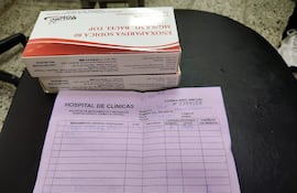Medicamento vencido entregado en el Hospital de Clínicas a los padres de un niño en UTI, junto con el documento que certifica que la droga se expidió de la Farmacia.