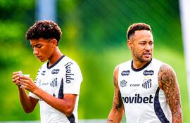 Los jugadores del Santos FC, Robinho Jr. y Neymar Jr., durante el entrenamiento del "Peixe".