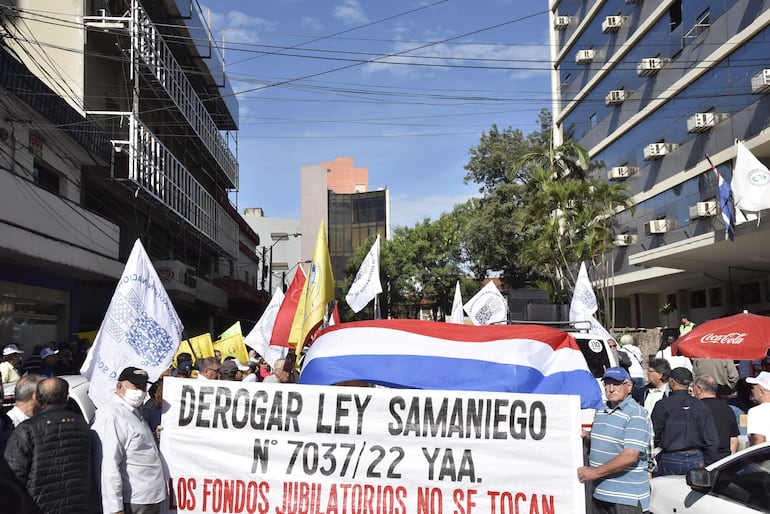 El pasado 18 de abril, asegurados, jubilados y pensionados del IPS se manifestaron para exigir la destitución de Vicente Bataglia y los miembros del Consejo de Administración.