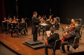 La Orquesta de Cámara Municipal de Asunción (OCMA).