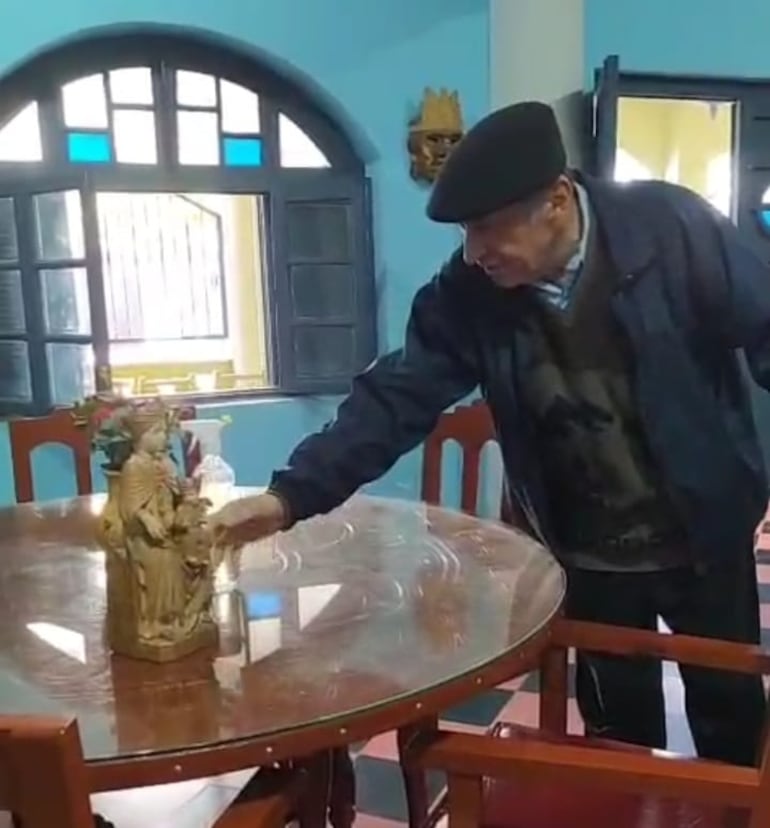 Mons. Ricardo Valenzuela, emocionado al recibir la imagen de la Virgen de la Mercedes.