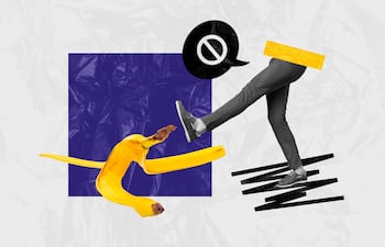 Una persona a punto de resbalarse.