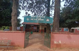 Entrada al puesto de salud USF San Joaquín, con letrero visible y entorno con árboles, sin personas presentes.