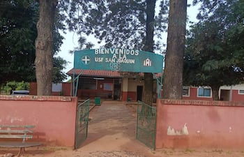 Entrada al puesto de salud USF San Joaquín, con letrero visible y entorno con árboles, sin personas presentes.