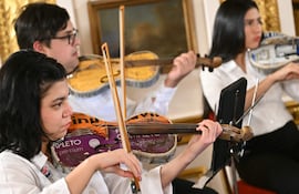 Miembros de la Orquesta de Instrumentos Reciclados de Cateura en el Lancaster House de Londres.