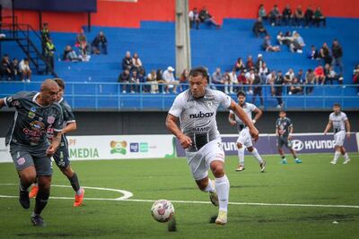 Juan Aníbal Roa maniobra frente a Teodoro Paredes, durante el partido de este sábado entre Tacuary y San Lorenzo, celebrado en el estadio Ricardo Grégor del Independiente de Campo Grande.