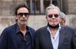 Alain Delon (derecha) junto a su hijo mayor, Anthony Delon, en el año 2021. Fuertes cruces se han dado entre los hijos del reconocido actor francés.
