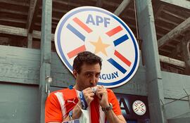 El embajador británico Ramin Navai besando la casaca albirroja.