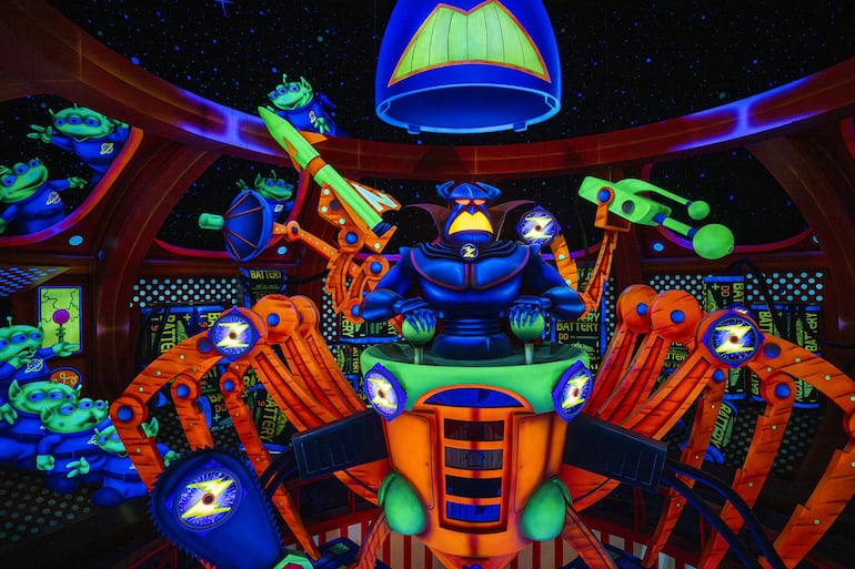 Fotografía cedida por Disney que muestra la atracción Buzz Lightyear's Space Ranger Spin, basada en los personajes de Toy Story, que se encuentra en Tomorrowland.