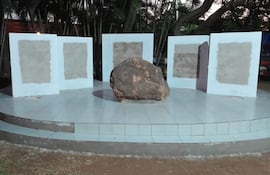 El futuro monumento en homenaje a los héroes villetanos de la Guerra del Chaco. Ubicado en la plaza de los Héroes. En la placas quedarán grabados los nombres, y la roca que significa la muralla viva que fue el ejercito paraguayo.