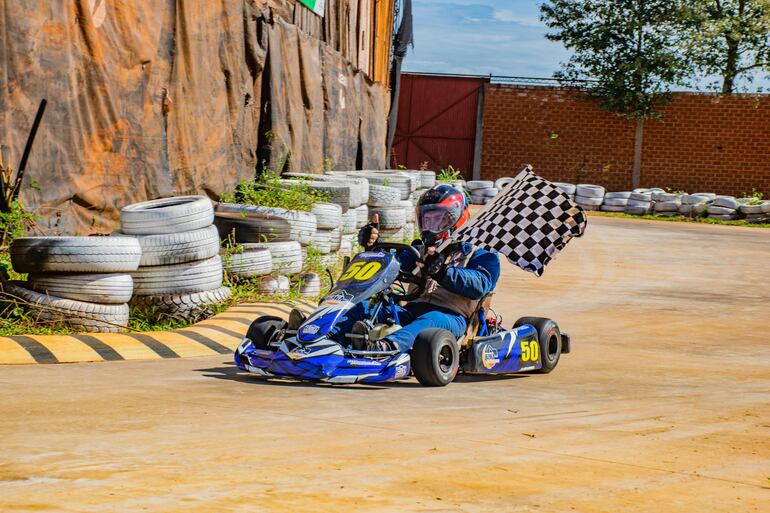 Fredy Fleck, con la bandera a cuadros, también celebró en lo más alto del podio de la Máster.