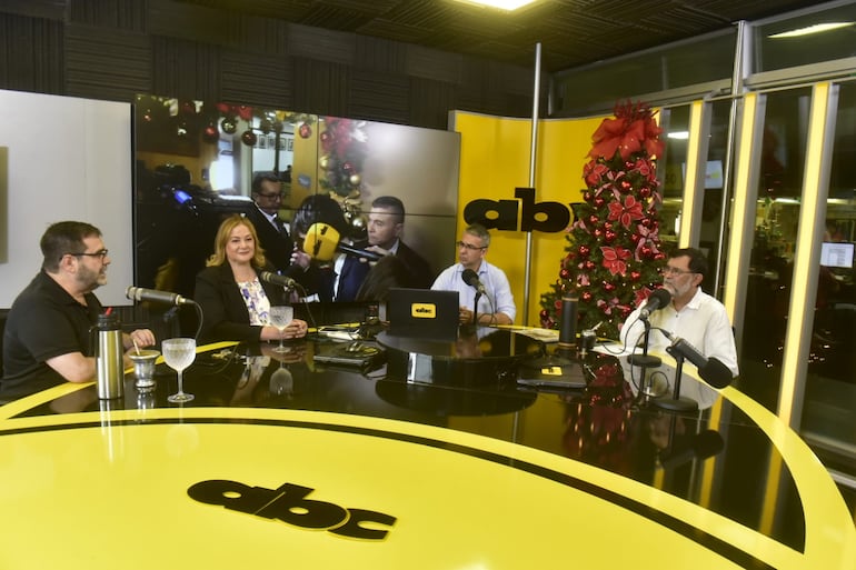 Roque Orrego y María Esther Roa en el programa No tiene nombre hablando sobre los Nepobabies.