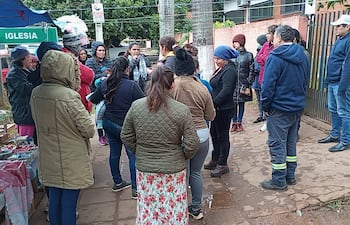 Varios padres de la Escuela Kennedy de Capiatá se reunieron y se manifestaron debido a varias irregularidades en la institución.