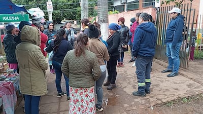 Varios padres de la Escuela Kennedy de Capiatá se reunieron y se manifestaron debido a varias irregularidades en la institución.