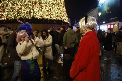 Varias personas celebraron el Año Nuevo en la Puerta del Sol, este martes en Madrid (España).