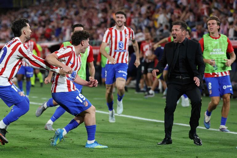 El delantero argentino del Atlético de Madrid, Julián Álvarez, celebra un gol de su equipo junto al entrenador Diego Simeone, durante la final de la Copa del Rey entre el Club Atlético de Madrid y la Real Sociedad.