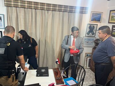 Gral. Arturo González (d), mientras los agentes realizan el allanamiento a su vivienda en el Operativo Dakovo, realizado de manera conjunta por Paraguay y Brasil.