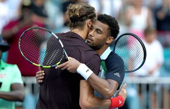 El alemán Alexander Zverev felicita al francés Arthur Fils que lo superó en el Masters 1000 de Miami.