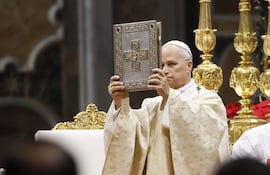 El papa León XIV celebra la Santa Misa de Navidad en la basílica de San Pedro del Vaticano, el 25 de diciembre de 2025.