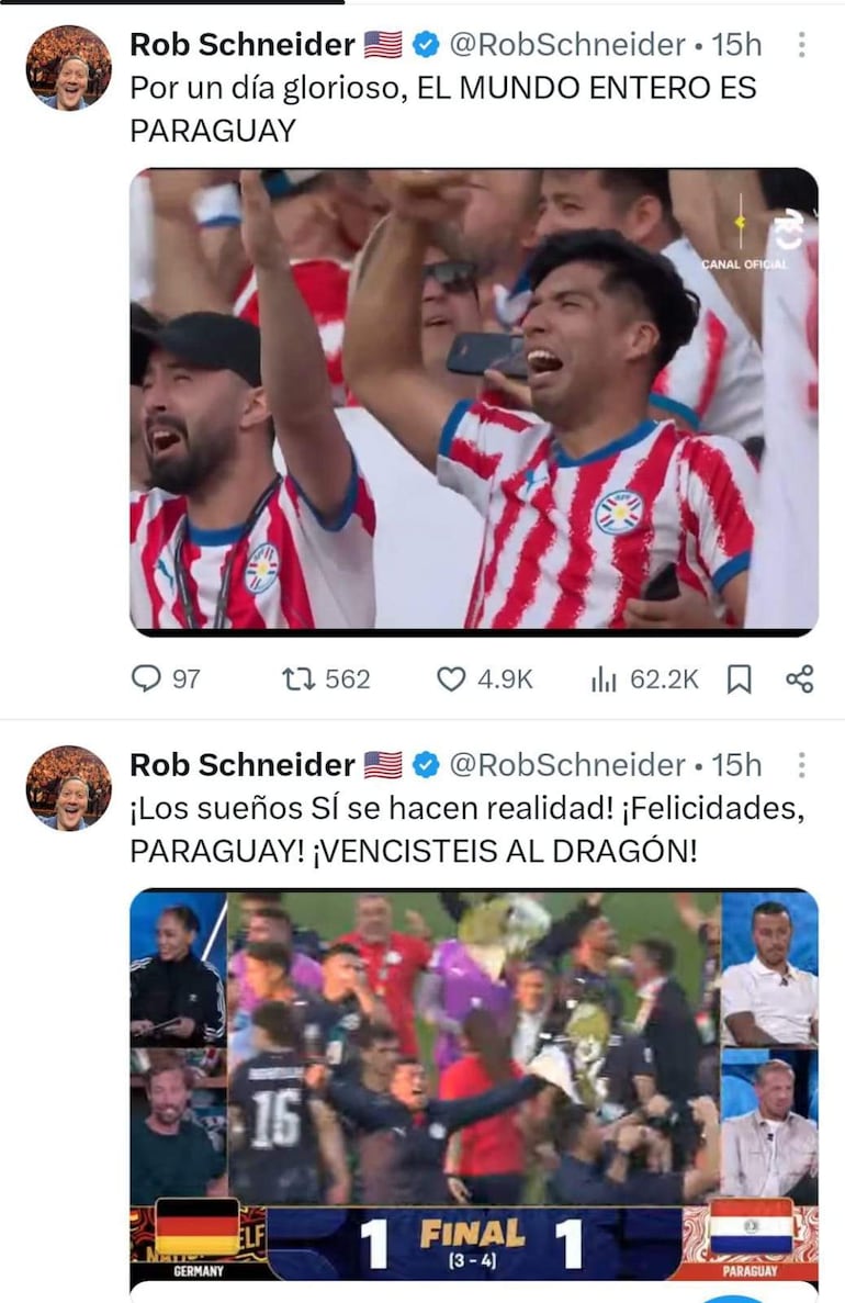 Dos hombres con camisetas de rayas rojas y blancas celebran con sonrisas y gestos de alegría, en un ambiente festivo lleno de personas.