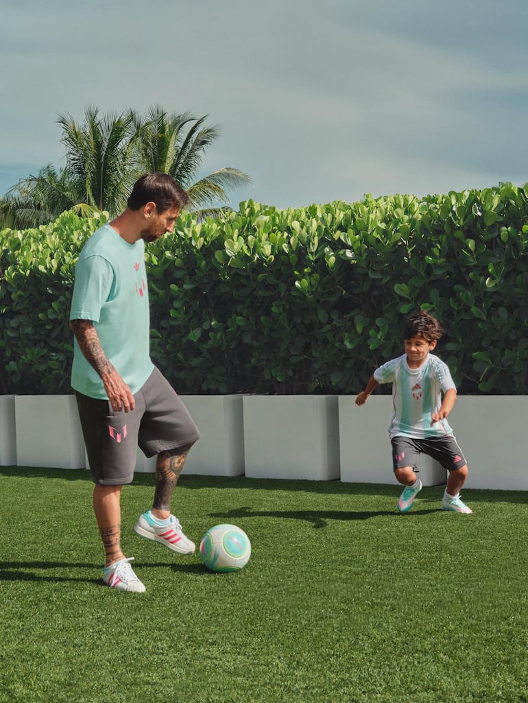 Ciro jugando fútbol con su papi Leo Messi. (Instagram/Antonela Roccuzzo)