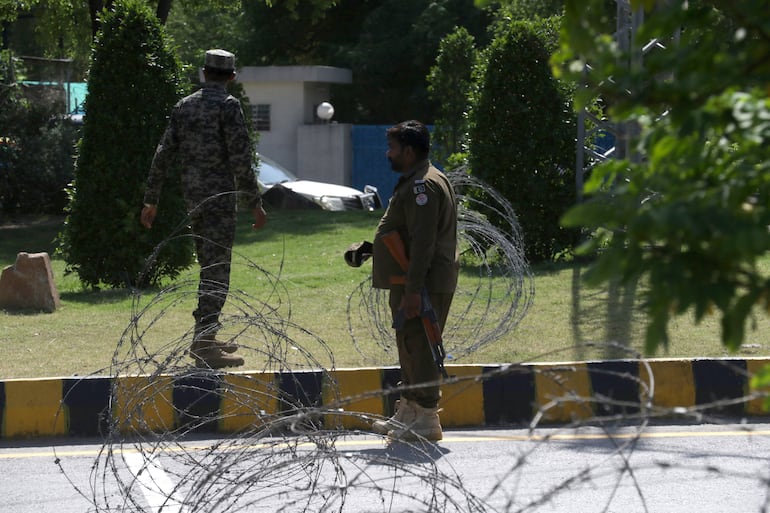 Efectivos de seguridad en Islamabad, Pakistán, donde tendrá lugar la segunda ronda de los diálogos entre EE.UU. e Irán.