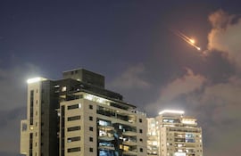 Una fotografía muestra las estelas de cohetes en el cielo sobre la ciudad costera israelí de Netanya, en medio de una nueva andanada de ataques con misiles iraníes el 15 de junio de 2025