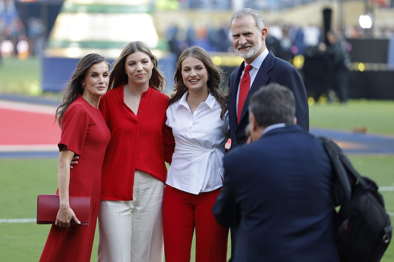 El rey Felipe VI, la reina Letizia, la princesa Leonor y la infanta Sofía posando en el campo de juego, tras la final del Mundial de la FIFA 2026 entre España y Argentina. (EFE/ Lavandeira Jr)