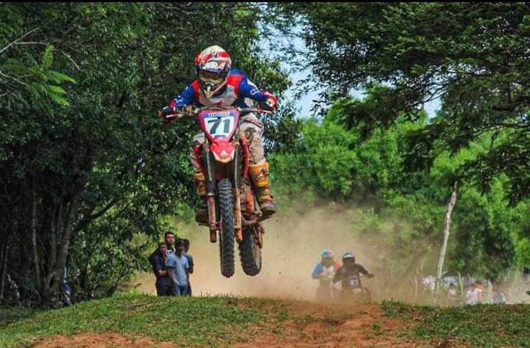 El velocross invita a sentir la adrenalina en Ybycuí.