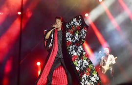 Chano en un momento del show de Tan Biónica, celebrado anoche en el Jockey Club Paraguayo.