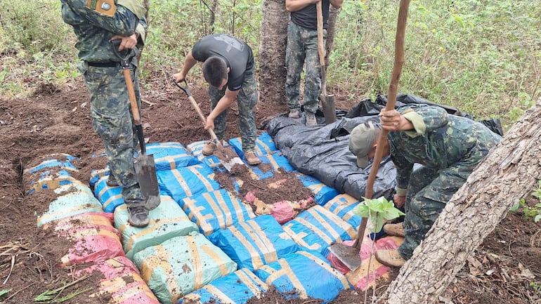 Militares del CODI desentierran la droga escondida en el Parque Nacional Paso Bravo.