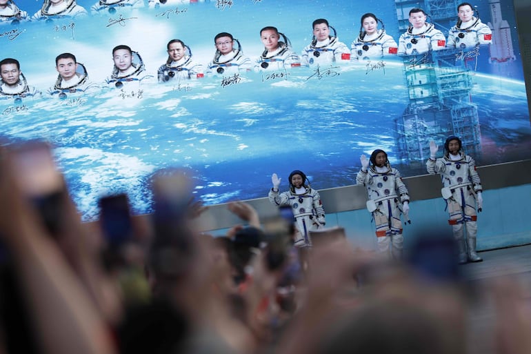 Los astronautas de la misión espacial Shenzhou-23, Li Jiaying, Zhang Zhiy y Zhu Yangzhu, saludan a miembros del público durante la ceremonia de despedida en el Centro de Lanzamiento de Satélites de Jiuquan, cerca de Jiuquan, China, el 24 de mayo de 2026.