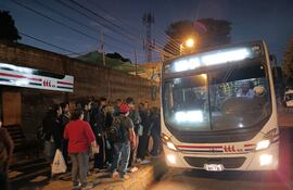 Usuarios del transporte público sufren las reguladas desde hace años.